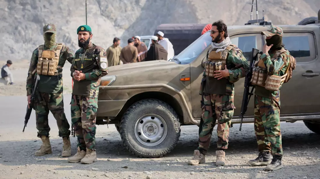 Taliban-Soldaten versammeln sich auf der afghanischen Seite des Grenzübergangs zu Pakistan. - Bild: Wahidullah Kakar/AP/dpa