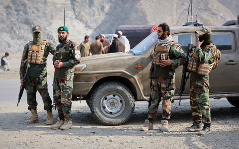 Taliban-Soldaten versammeln sich auf der afghanischen Seite des Grenzübergangs zu Pakistan. - Foto: Wahidullah Kakar/AP/dpa
