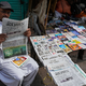 Ein Pakistaner liest an einem Verkaufsstand eine Morgenzeitung, die über die nächtlichen grenzüberschreitenden Kämpfe zwischen pakistanischen und afghanischen Streitkräften berichtet. - Foto: K.M. Chaduary/AP/dpa