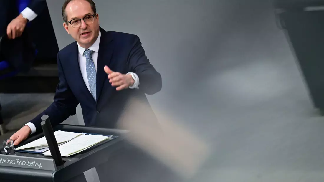 Bundesinnenminister Alexander Dobrindt (CSU) lobte die eigene Migrationspolitik als Erfolg. - Bild: Sebastian Christoph Gollnow/dpa