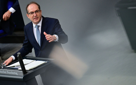 Bundesinnenminister Alexander Dobrindt (CSU) lobte die eigene Migrationspolitik als Erfolg. - Foto: Sebastian Christoph Gollnow/dpa