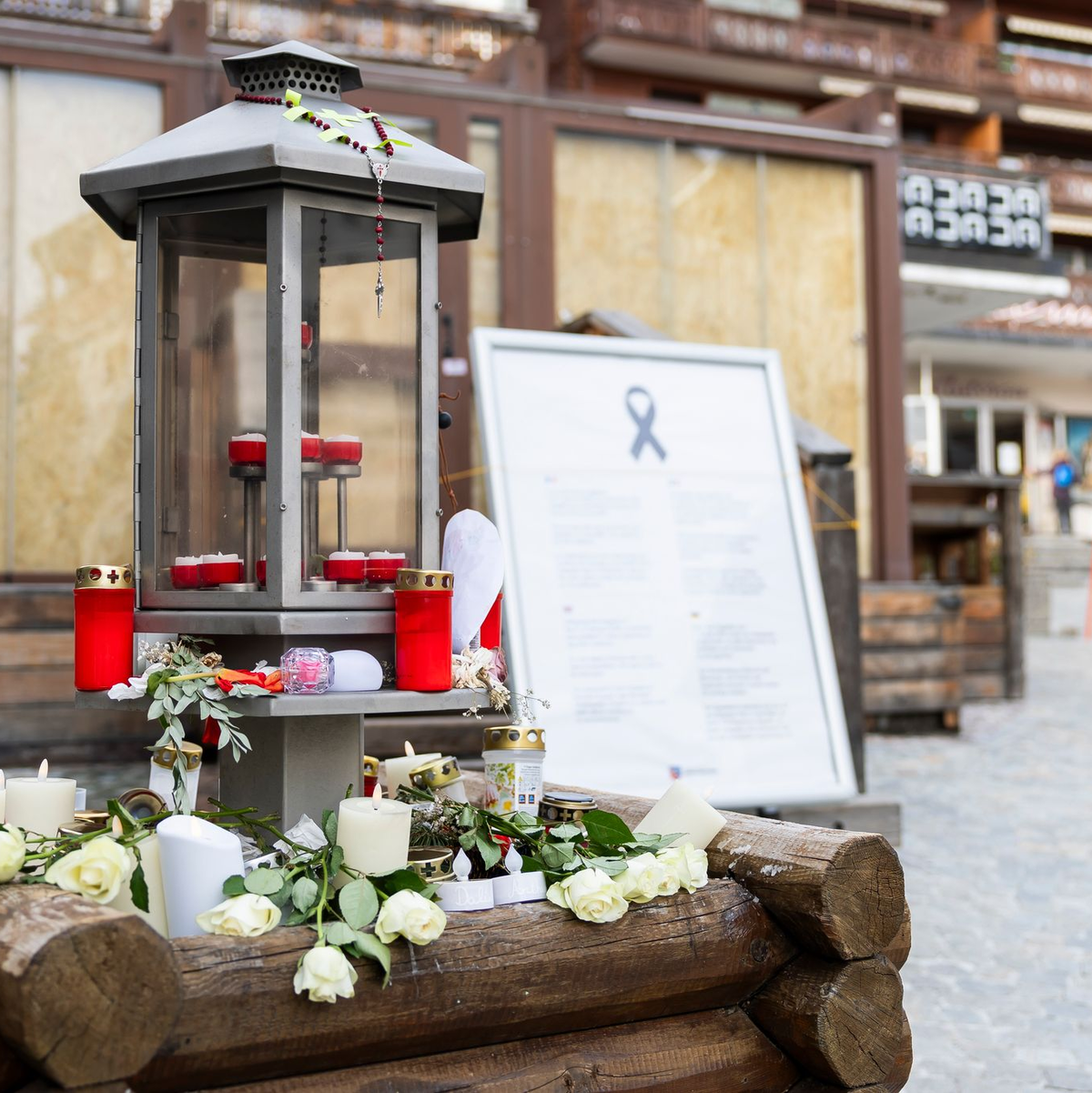 Für Überlebende und Angehörige ist nichts, wie es vor der Brandnacht von Crans-Montana war. (Archivbild)  - Foto: Cyril Zingaro/KEYSTONE/dpa
