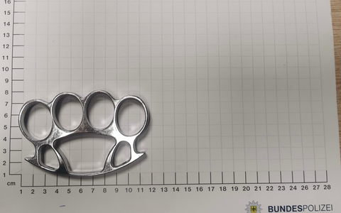 BPOL NRW: Schlagring im Essener Hauptbahnhof - Bundespolizisten finden verbotenen Gegenstand und Drogen - Foto: presseportal.de