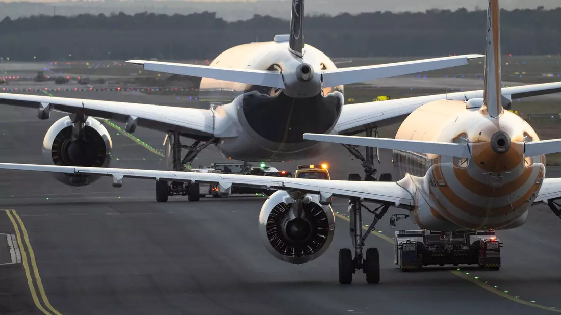 Lufthansa und Condor nutzen beide den Frankfurter Flughafen als Drehkreuz.  - Bild: Boris Roessler/dpa