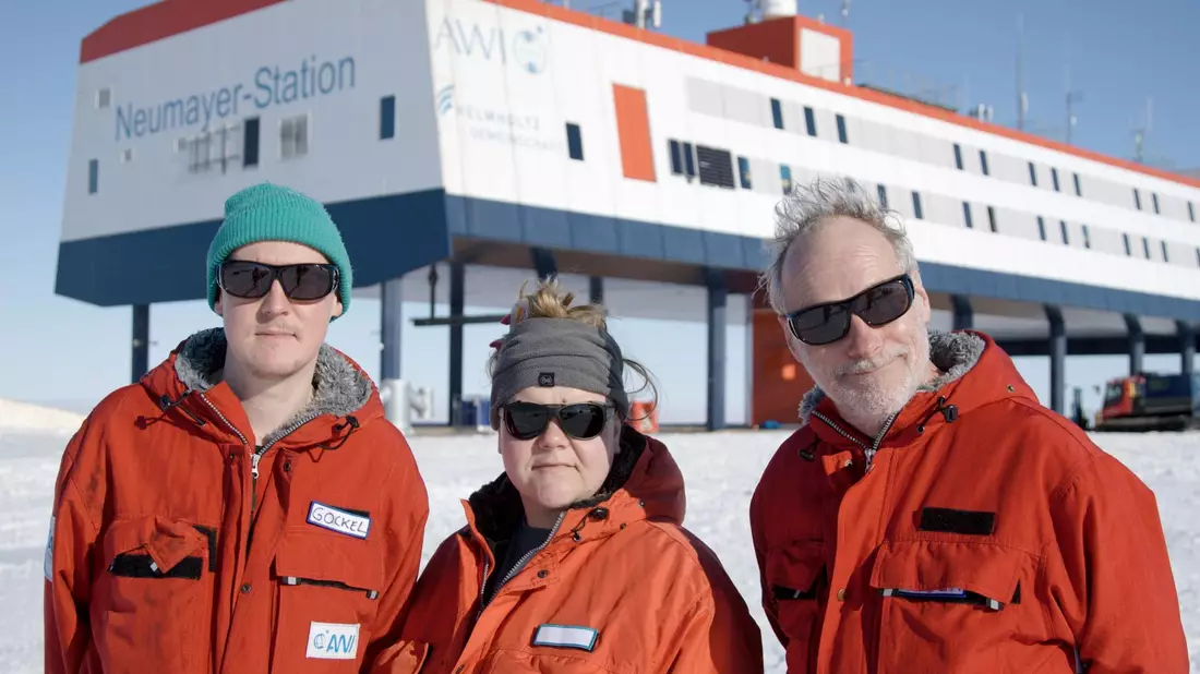 Theater in der Antarktis - Regisseur Jan-Christoph Gockel und seine Schauspiel-Kollegen Julia Gräfner und Wolfram Koch (l-r) - Bild: Lion Bischof/Deutsches Theater Berlin/dpa