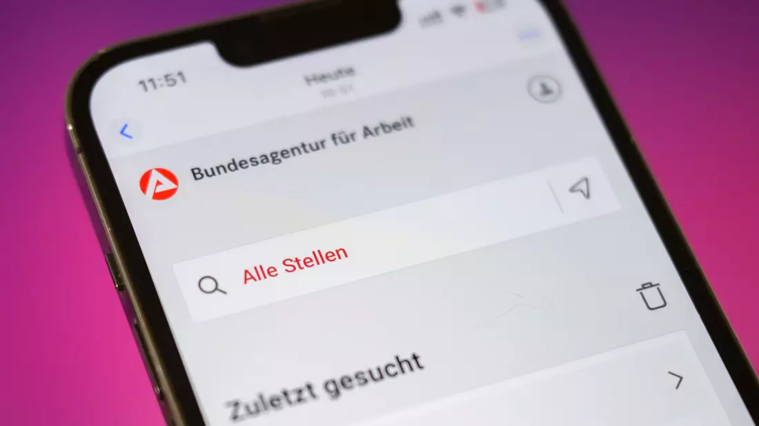 Die Arbeitslosigkeit in Deutschland ist im Februar leicht gesunken, die Zahl der Arbeitslosen bleibt aber oberhalb der Grenze von drei Millionen.  - Bild: Julian Stratenschulte/dpa