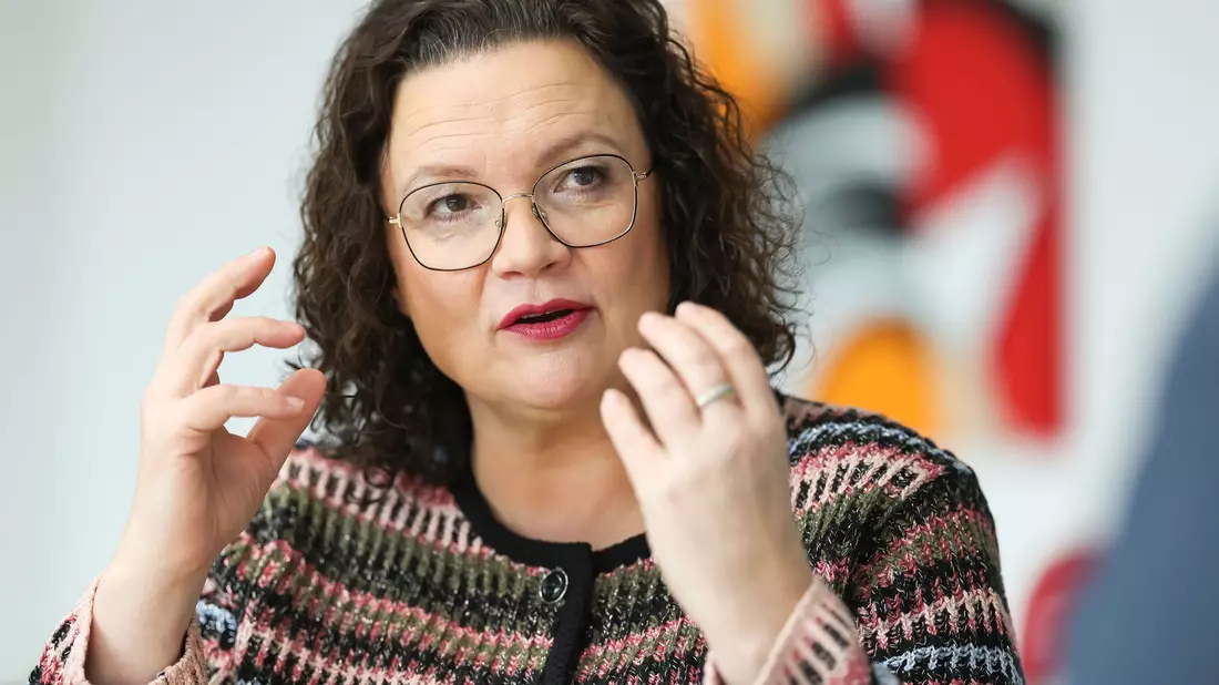 Die Vorstandsvorsitzende der Bundesagentur für Arbeit, Andrea Nahles, macht auf die zunehmende Bedeutung von Ausländern für den deutschen Arbeitsmarkt aufmerksam (Archivbild).  - Bild: Daniel Löb/dpa