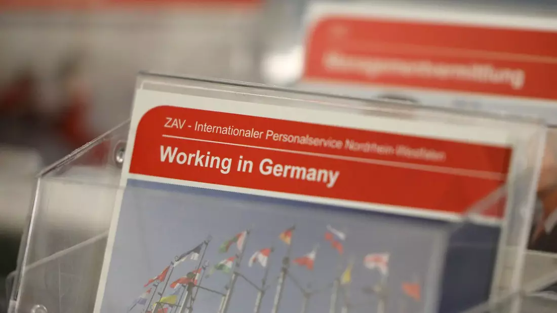 Der deutsche Arbeitsmarkt wird zu einem größer werdenden Anteil von Menschen getragen, die keinen deutschen Pass haben. (Symbolbild) - Bild: Oliver Berg/dpa