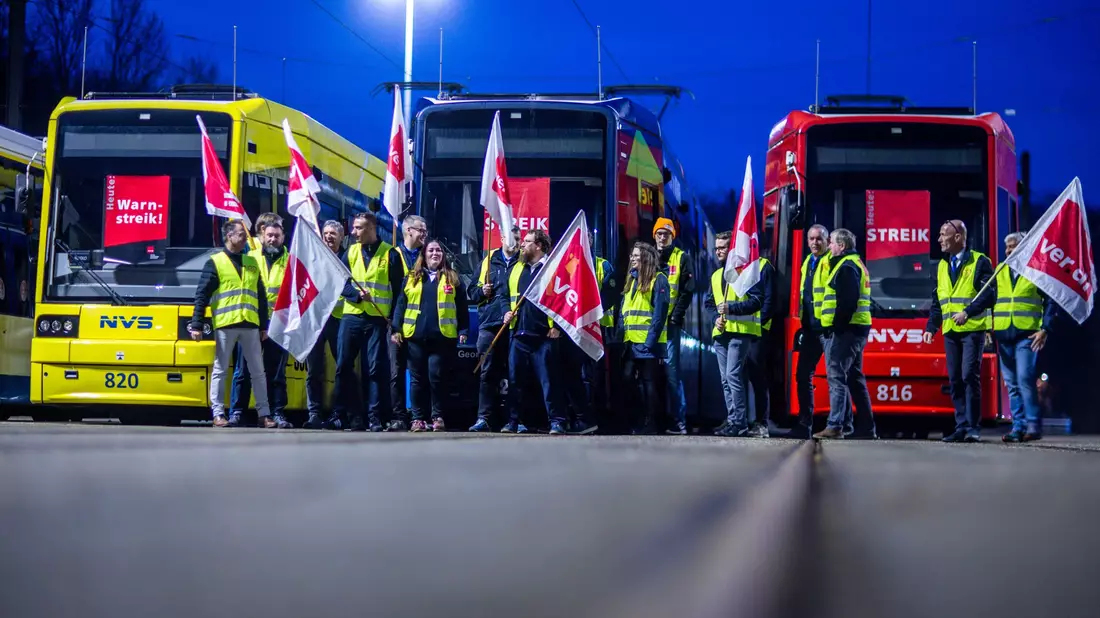 Bundesweit fallen heute und vielerorts auch morgen Busse und Bahnen aus - wegen Warnstreiks. - Bild: Jens Büttner/dpa