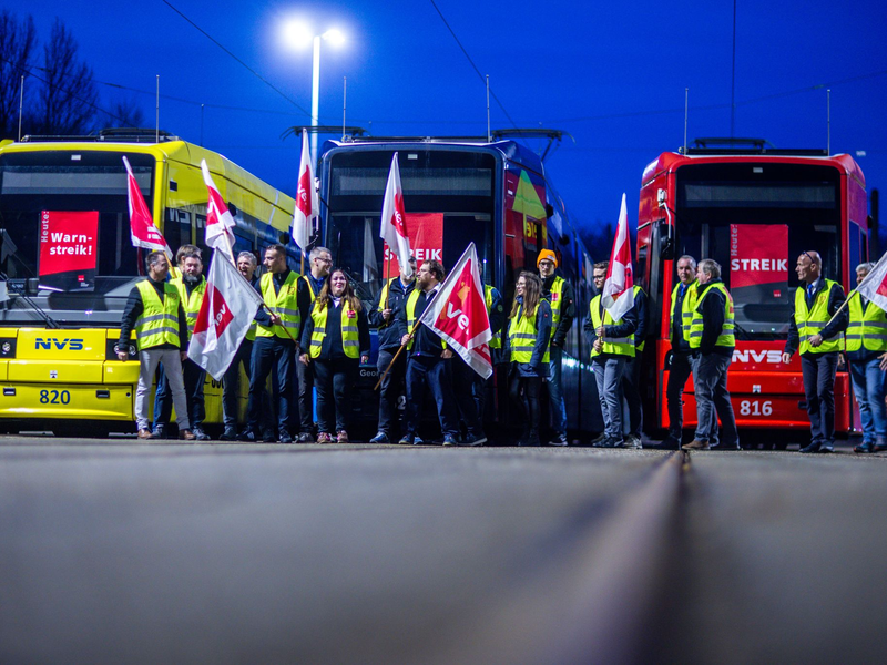 Bundesweit fallen heute und vielerorts auch morgen Busse und Bahnen aus - wegen Warnstreiks. - Foto: Jens Büttner/dpa