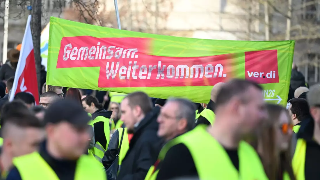 Der deutschlandweite Warnstreik dauert je nach Region bis in die Nacht auf Samstag oder in die Nacht auf Sonntag. - Bild: Elisa Schu/dpa