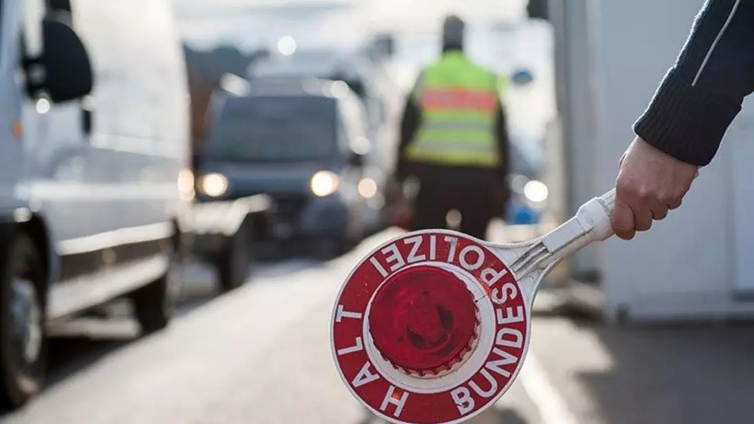 Bundespolizeidirektion München: Haftbefehl, Springmesser im Auto, falscher Führerschein und unerlaubt eingereist: Bundespolizeiinspektion Freilassing stellt mehrere Verstöße fest - Bild: presseportal.de