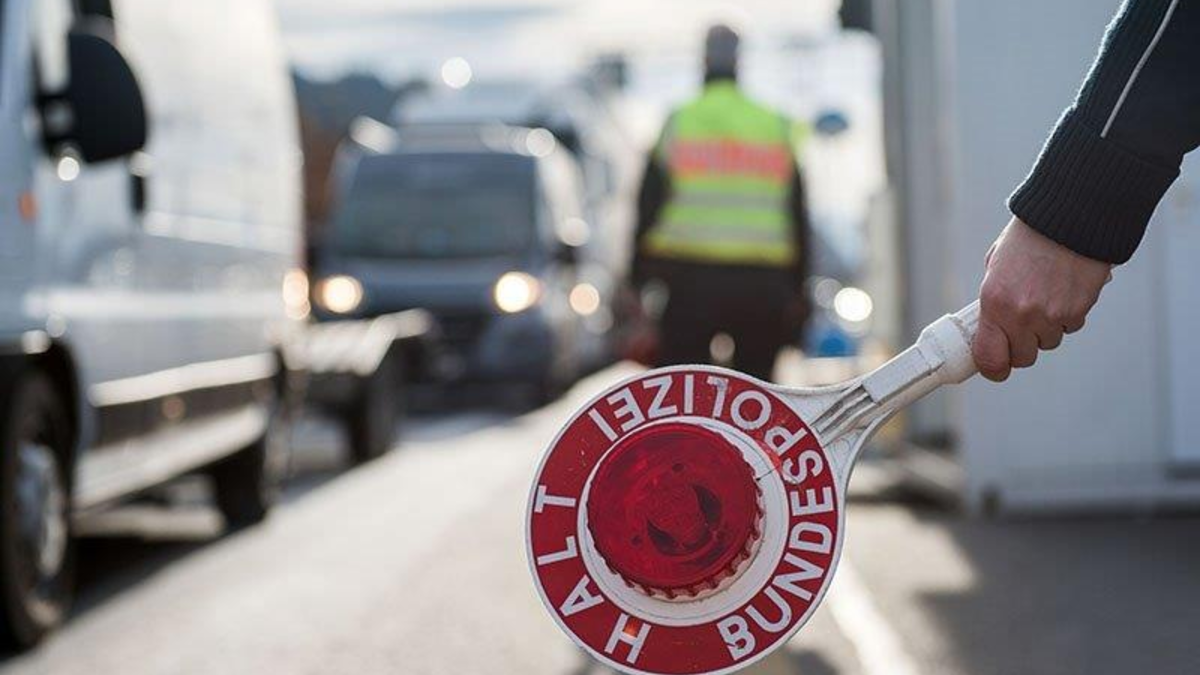 Bundespolizeidirektion München: Haftbefehl, Springmesser im Auto, falscher Führerschein und unerlaubt eingereist: Bundespolizeiinspektion Freilassing stellt mehrere Verstöße fest - Foto: presseportal.de