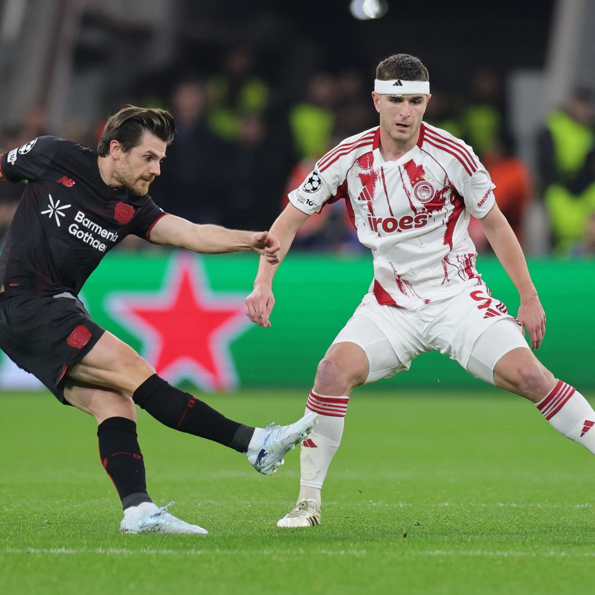 Die Leverkusener um Jonas Hofmann (l) hatten sich in den Playoffs gegen Olympiakos Piräus durchgesetzt. (Archivbild) - Foto: Rolf Vennenbernd/dpa