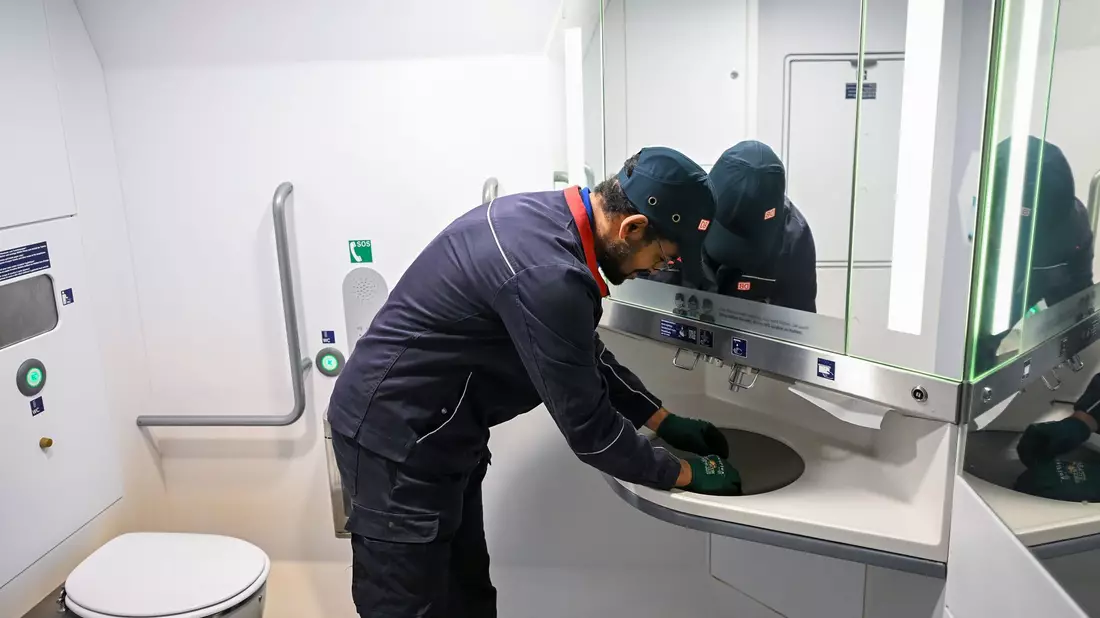 Mit mobilen Reparaturteams will die Deutsche Bahn für mehr funktionierende Toiletten im Fernverkehr sorgen.  - Bild: Jens Kalaene/dpa