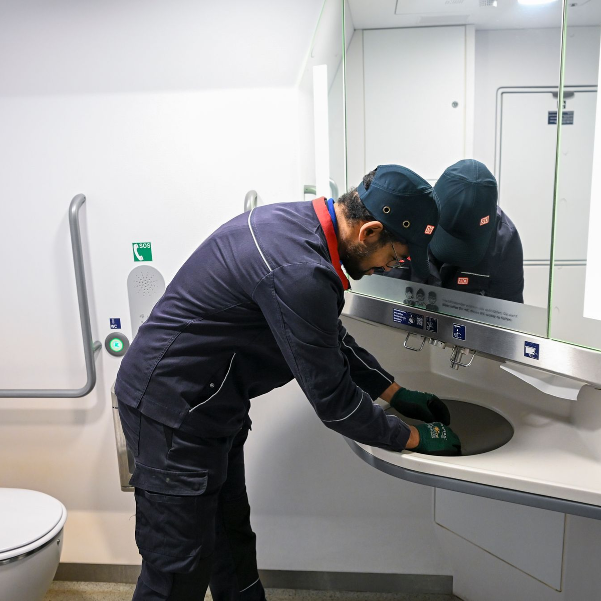 Mit mobilen Reparaturteams will die Deutsche Bahn für mehr funktionierende Toiletten im Fernverkehr sorgen.  - Foto: Jens Kalaene/dpa