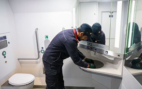 Mit mobilen Reparaturteams will die Deutsche Bahn für mehr funktionierende Toiletten im Fernverkehr sorgen.  - Foto: Jens Kalaene/dpa