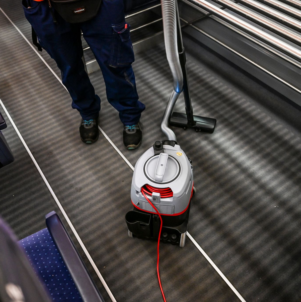 Die Sauberkeit in den Zügen soll sich verbessern. - Foto: Jens Kalaene/dpa