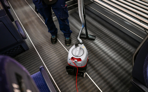 Die Sauberkeit in den Zügen soll sich verbessern. - Foto: Jens Kalaene/dpa