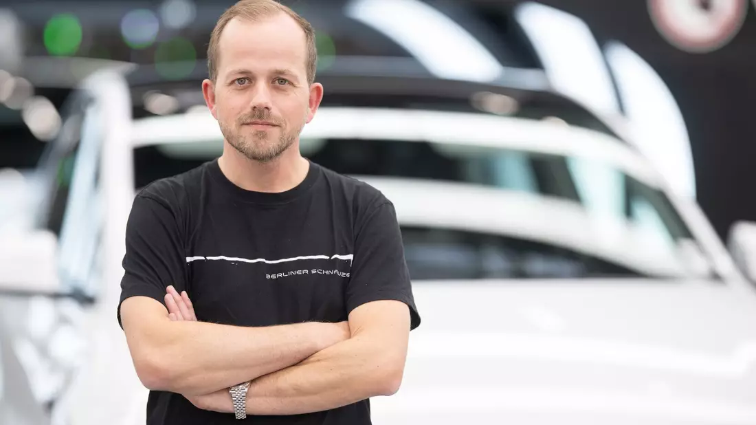 Der Werksleiter der Tesla-Fabrik in Grünheide, André Thierig, hält die Betriebsratswahl für bedeutsam. (Archivbild) - Bild: Sebastian Gollnow/dpa