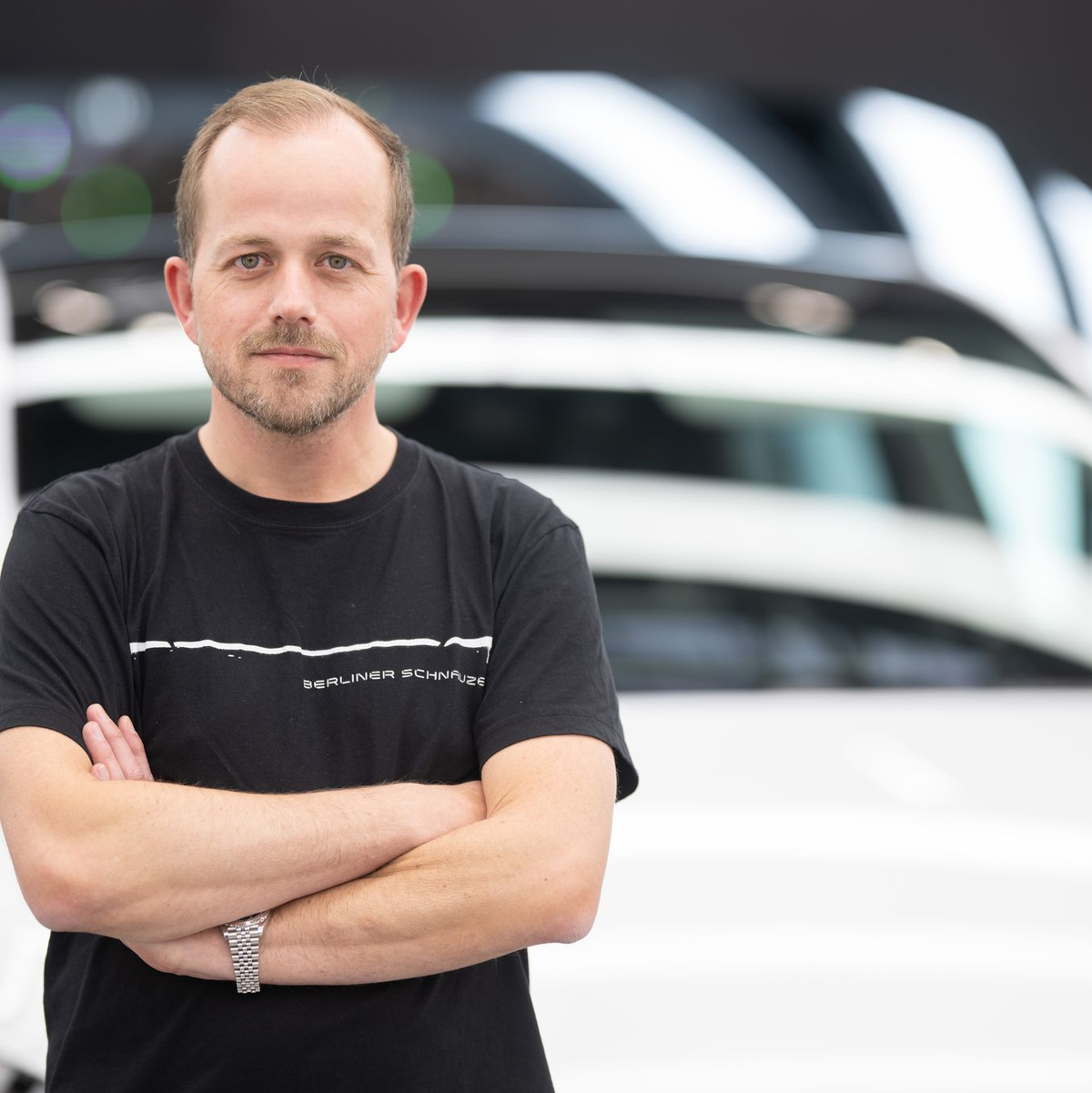 Der Werksleiter der Tesla-Fabrik in Grünheide, André Thierig, hält die Betriebsratswahl für bedeutsam. (Archivbild) - Foto: Sebastian Gollnow/dpa