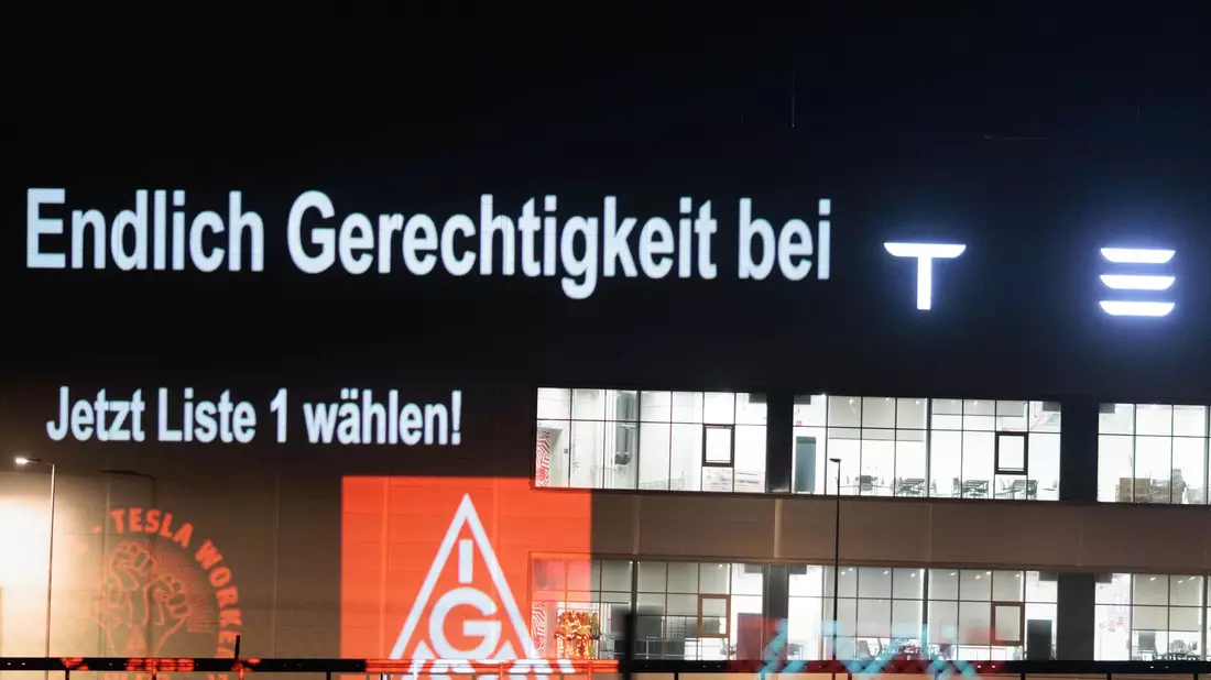 Die IG Metall Berlin-Brandenburg-Sachsen setzt sich für einen Tariflohn bei Tesla in Grünheide ein, den die Werksleitung ablehnt. - Bild: Carsten Koall/dpa