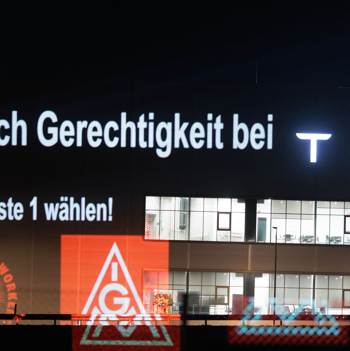 Die IG Metall Berlin-Brandenburg-Sachsen setzt sich für einen Tariflohn bei Tesla in Grünheide ein, den die Werksleitung ablehnt. - Foto: Carsten Koall/dpa