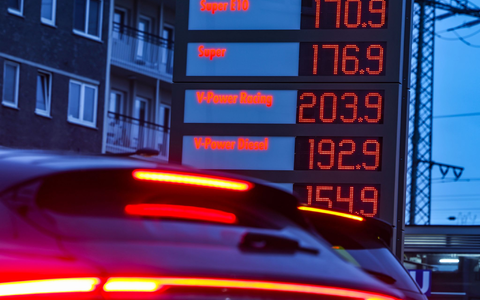 An der Tankstelle spüren Autofahrer höhere Spritpreise (Archivbild) - Foto: Oliver Berg/dpa