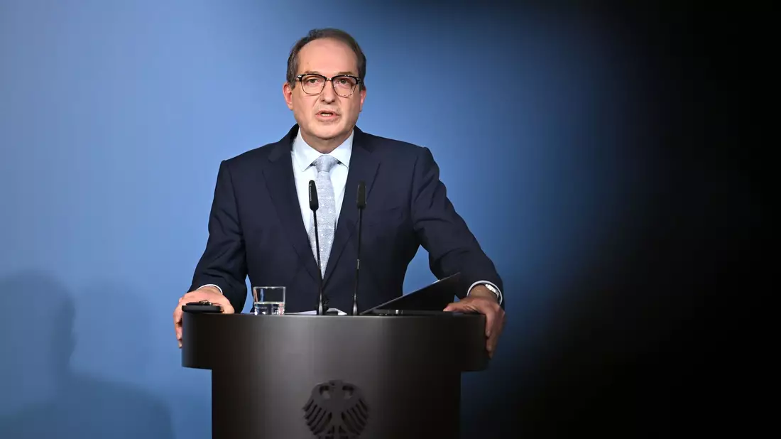 Bundesinnenminister Alexander Dobrindt (CSU) hält nichts von einem AfD-Verbotsverfahren, lässt die Partei aber weiterhin durch den Inlandsgeheimdienst beobachten.  - Bild: Elisa Schu/dpa