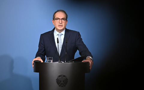 Bundesinnenminister Alexander Dobrindt (CSU) hält nichts von einem AfD-Verbotsverfahren, lässt die Partei aber weiterhin durch den Inlandsgeheimdienst beobachten.  - Foto: Elisa Schu/dpa