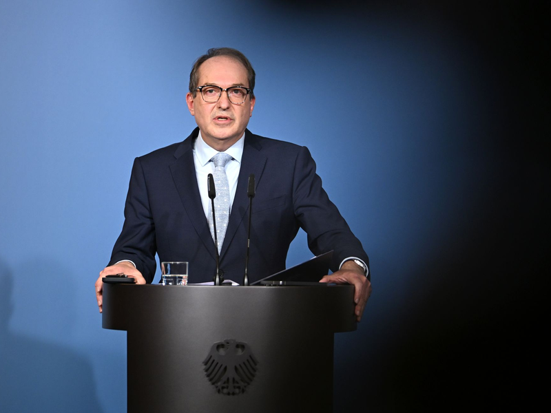 Bundesinnenminister Alexander Dobrindt (CSU) hält nichts von einem AfD-Verbotsverfahren, lässt die Partei aber weiterhin durch den Inlandsgeheimdienst beobachten.  - Foto: Elisa Schu/dpa
