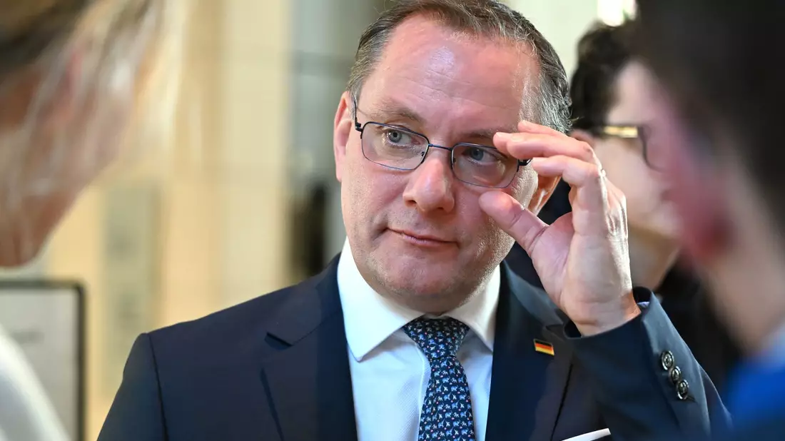 AfD-Chef Tino Chrupalla sieht einem möglichen Verbotsverfahren gegen seine Partei durch die Kölner Gerichtsentscheidung einen Riegel vorgeschoben. (Archivbild) - Bild: Elisa Schu/dpa