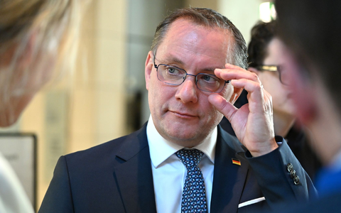 AfD-Chef Tino Chrupalla sieht einem möglichen Verbotsverfahren gegen seine Partei durch die Kölner Gerichtsentscheidung einen Riegel vorgeschoben. (Archivbild) - Foto: Elisa Schu/dpa