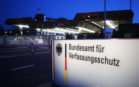 Im Rechtsstreit mit der AfD erlitt das Bundesamt für Verfassungsschutz einen Dämpfer. Vorerst darf der Inlandsgeheimdienst die Partei nicht als gesichert rechtsextremistisch bezeichnen. (Archivbild) - Foto: Oliver Berg/dpa