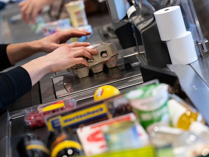 Vor allem beim täglichen Lebensmittel-Kauf spüren die Menschen in Deutschland die Inflation (Archivbild) - Foto: Sven Hoppe/dpa