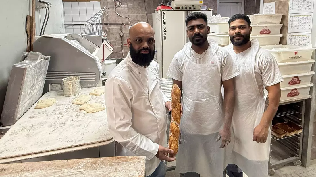 Das Team der Sieger-Bäckerei beim Pariser Baguette-Wettbewerb ist mächtig stolz. - Bild: Michael Evers/dpa