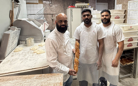 Das Team der Sieger-Bäckerei beim Pariser Baguette-Wettbewerb ist mächtig stolz. - Foto: Michael Evers/dpa