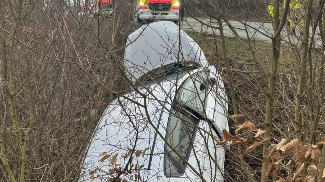POL-HX: Ford landet im Straßengraben - Bild: presseportal.de