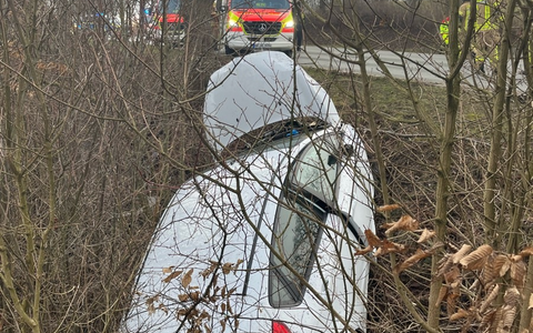 POL-HX: Ford landet im Straßengraben - Foto: presseportal.de
