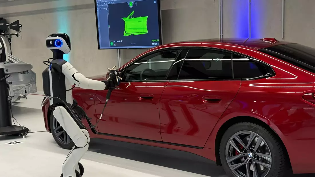 Ein Roboter wie ihn BMW in Leipzig einsetzt.  - Bild: Christof Rührmair/dpa