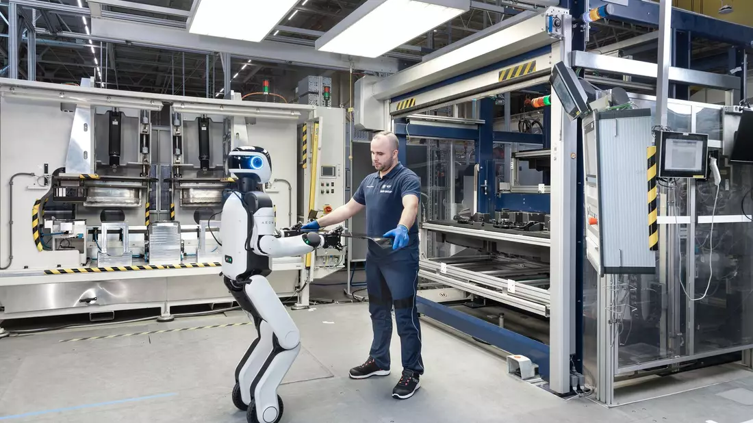 In Leipzig setzt BMW testweise humanoide Roboter in der Produktion ein. (Handout) - Bild: Ken Achluchtmann/BMW/dpa