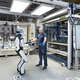In Leipzig setzt BMW testweise humanoide Roboter in der Produktion ein. (Handout) - Foto: Ken Achluchtmann/BMW/dpa