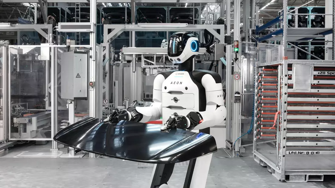 Ziel des Einsatzes soll laut BMW sein, unangenehme oder gefährliche Arbeiten an Roboter auszulagern. - Bild: Ken Achluchtmann/BMW/dpa