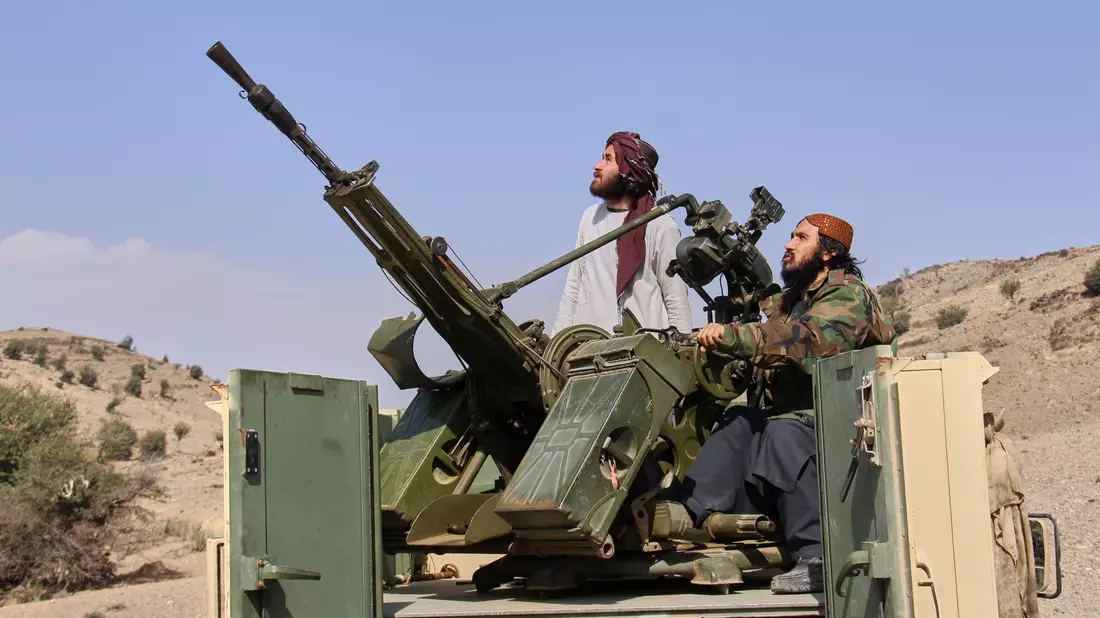 Taliban-Kämpfer griffen am Donnerstagabend pakistanische Stellungen an. - Bild: Saifullah Zahir/AP/dpa
