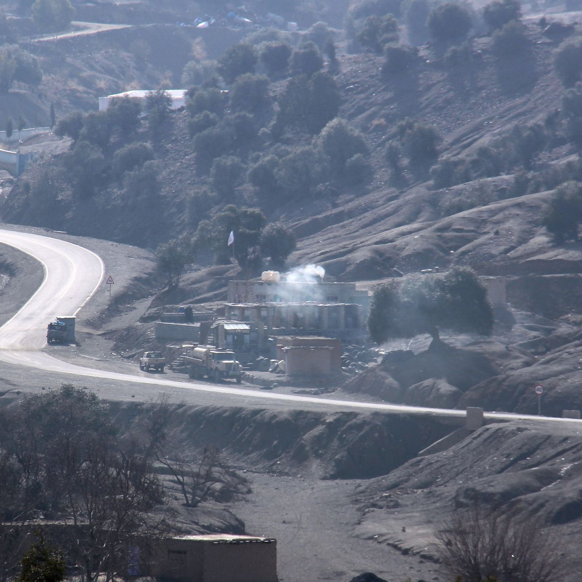 Nach einer Explosion an einem afghanischen Grenzposten steigt Rauch auf.  - Foto: Saifullah Zahir/AP/dpa