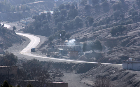 Nach einer Explosion an einem afghanischen Grenzposten steigt Rauch auf.  - Foto: Saifullah Zahir/AP/dpa
