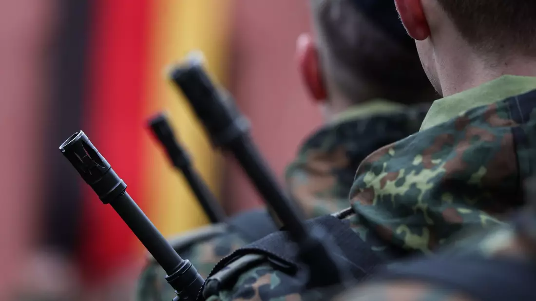 2025 nahmen deutlich mehr minderjährige Rekruten ihren Dienst bei der Bundeswehr auf als im Jahr zuvor. (Symbolbild) - Bild: Hannes P. Albert/dpa