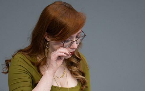 Der Linken-Abgeordneten Kathrin Gebel kamen am Rednerpult die Tränen. - Foto: Sebastian Christoph Gollnow/dpa