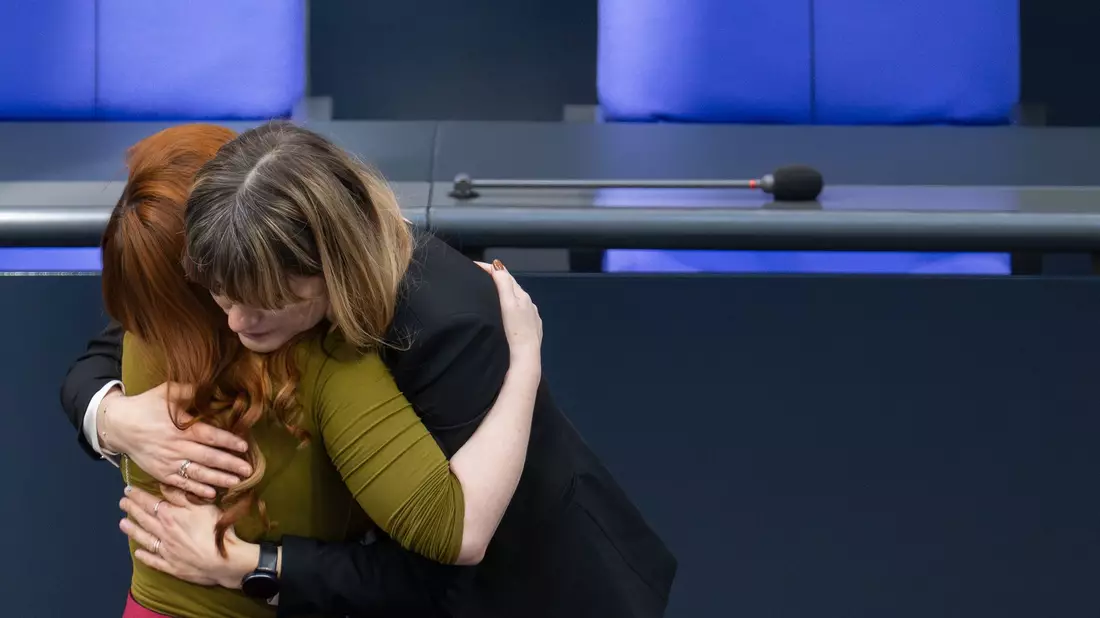 Die Linken-Abgeordnete Kathrin Gebel wird nach ihrer Rede getröstet.  - Bild: Sebastian Christoph Gollnow/dpa