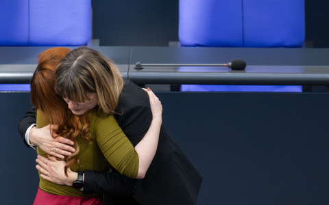 Die Linken-Abgeordnete Kathrin Gebel wird nach ihrer Rede getröstet.  - Foto: Sebastian Christoph Gollnow/dpa